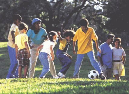 Foto de niños jugando fútbol.