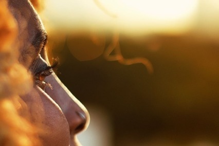 Primer plano de perfil del ojo de una mujer