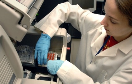 Una investigadora trabaja en el laboratorio.