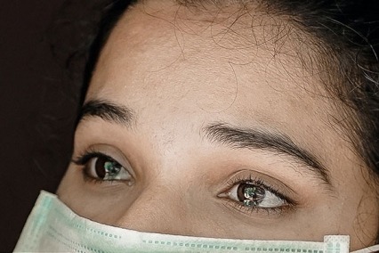 A women wearing a face mask