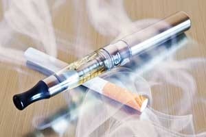 Imagen de cigarrillo y dispositivo de vapeo con humo.