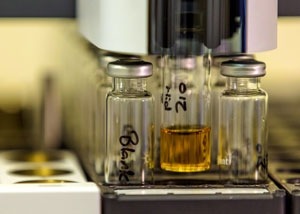 Foto de equipo de laboratorio recogiendo un tubo de ensayo.