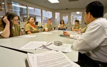 Mujeres uniformadas participan en un seminario sobre tratamiento de drogas en una cárcel en Santa Ana, California.