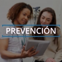Dos personas hablando con la palabra Prevención superpuesta