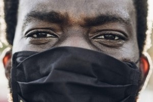 Un hombre negro con mascarilla durante la pandemia de COVID.
